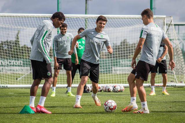 梅西社交媒体晒图 球场边悠闲喝茶发型梦回2018